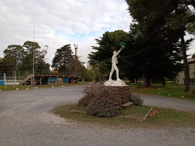 Los empleados del Club Loma Negra llevan dos meses sin cobrar